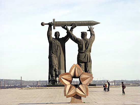 Памятник "Тыл фронта" в Магнитогорске